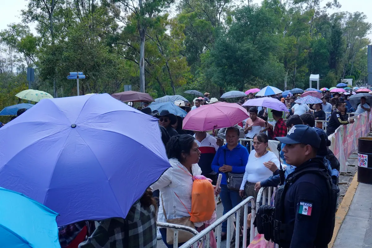 fans de los Tigres del Norte hacen fila en la Feria de Puebla y denuncian apartado de lugares