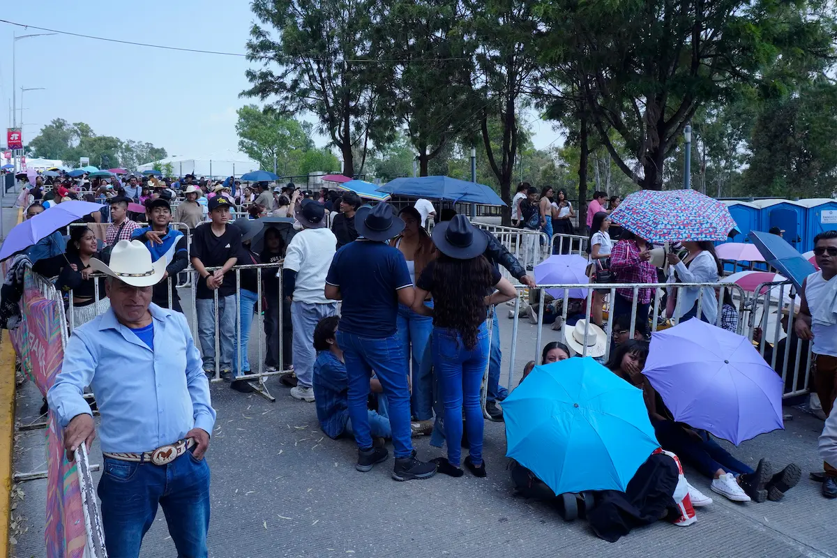 fans de los Tigres del Norte hacen fila en la Feria de Puebla y denuncian apartado de lugares