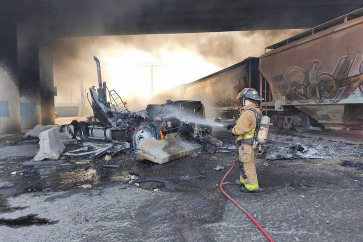 Captan momento en que pipa de combustible choca contra tren en Querétaro