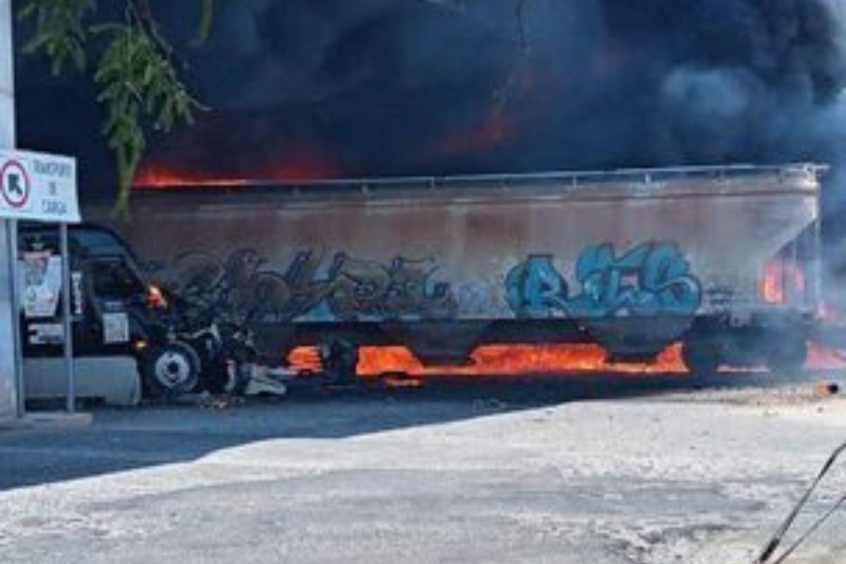 Captan momento en que pipa de combustible choca contra tren en Querétaro