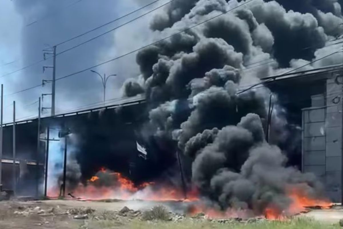 Captan momento en que pipa de combustible choca contra tren en Querétaro