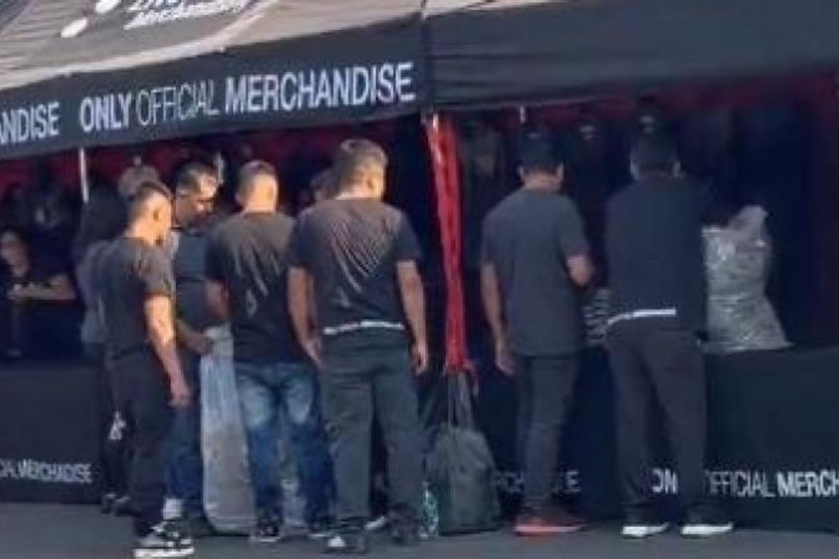 Revendedores compran toda la merch de BTS en Estadio GNP