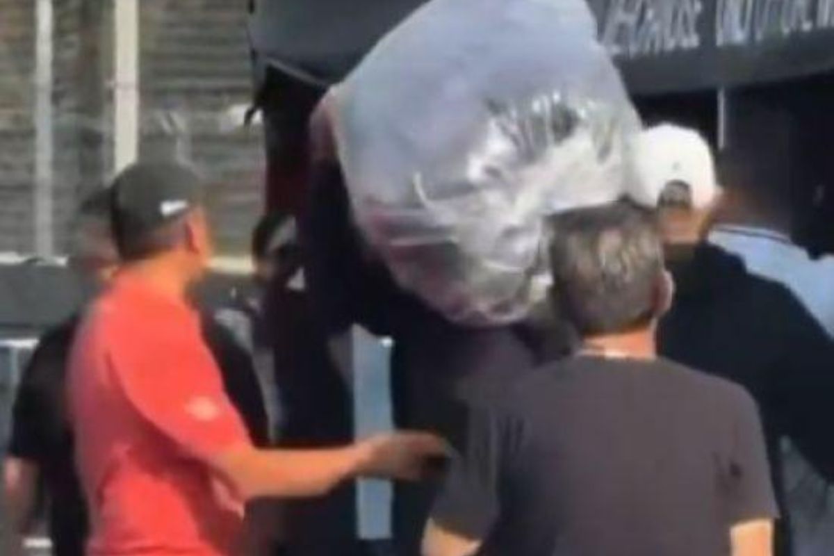 Revendedores compran toda la merch de BTS en Estadio GNP