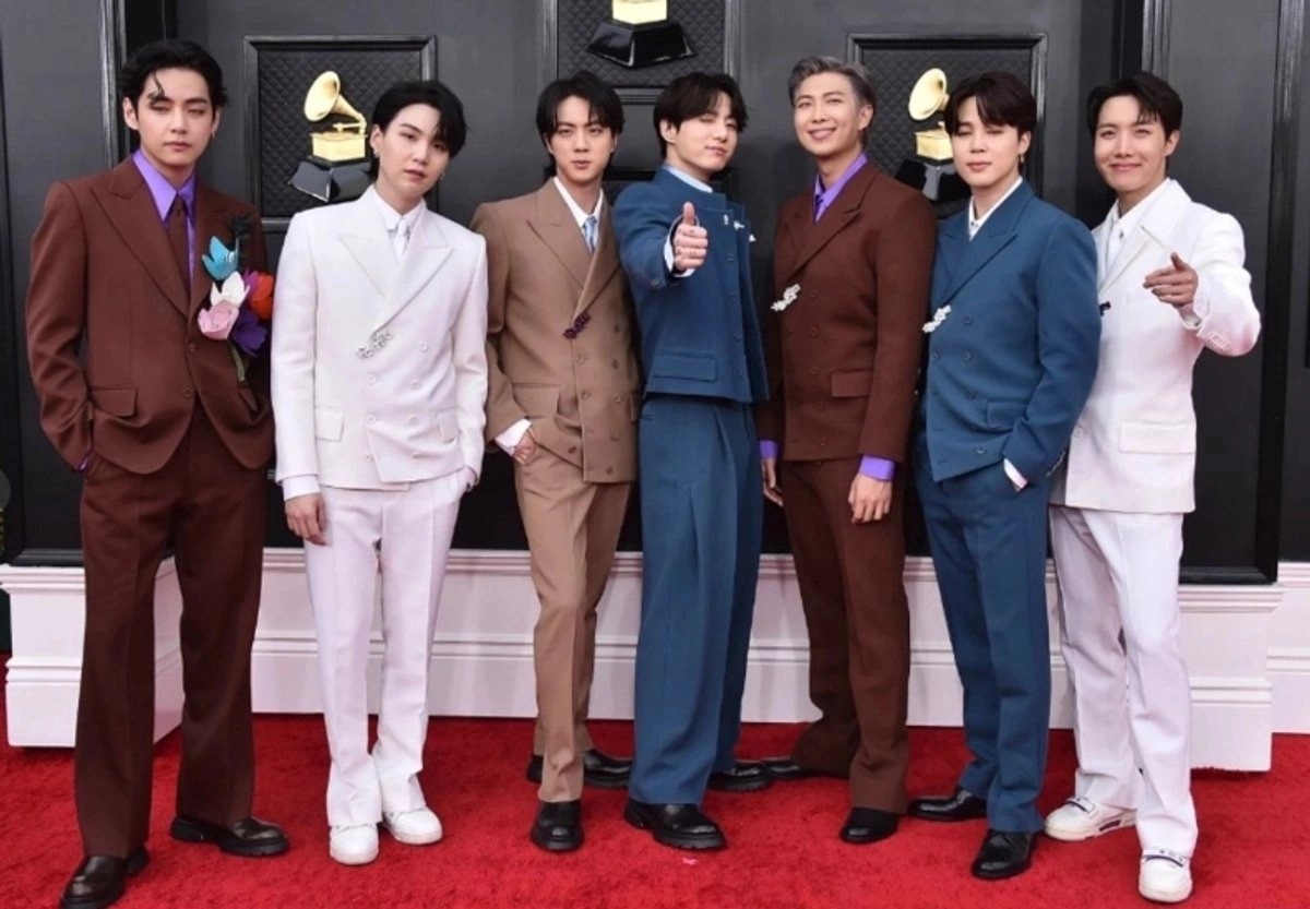 Revendedores compran toda la merch de BTS en Estadio GNP