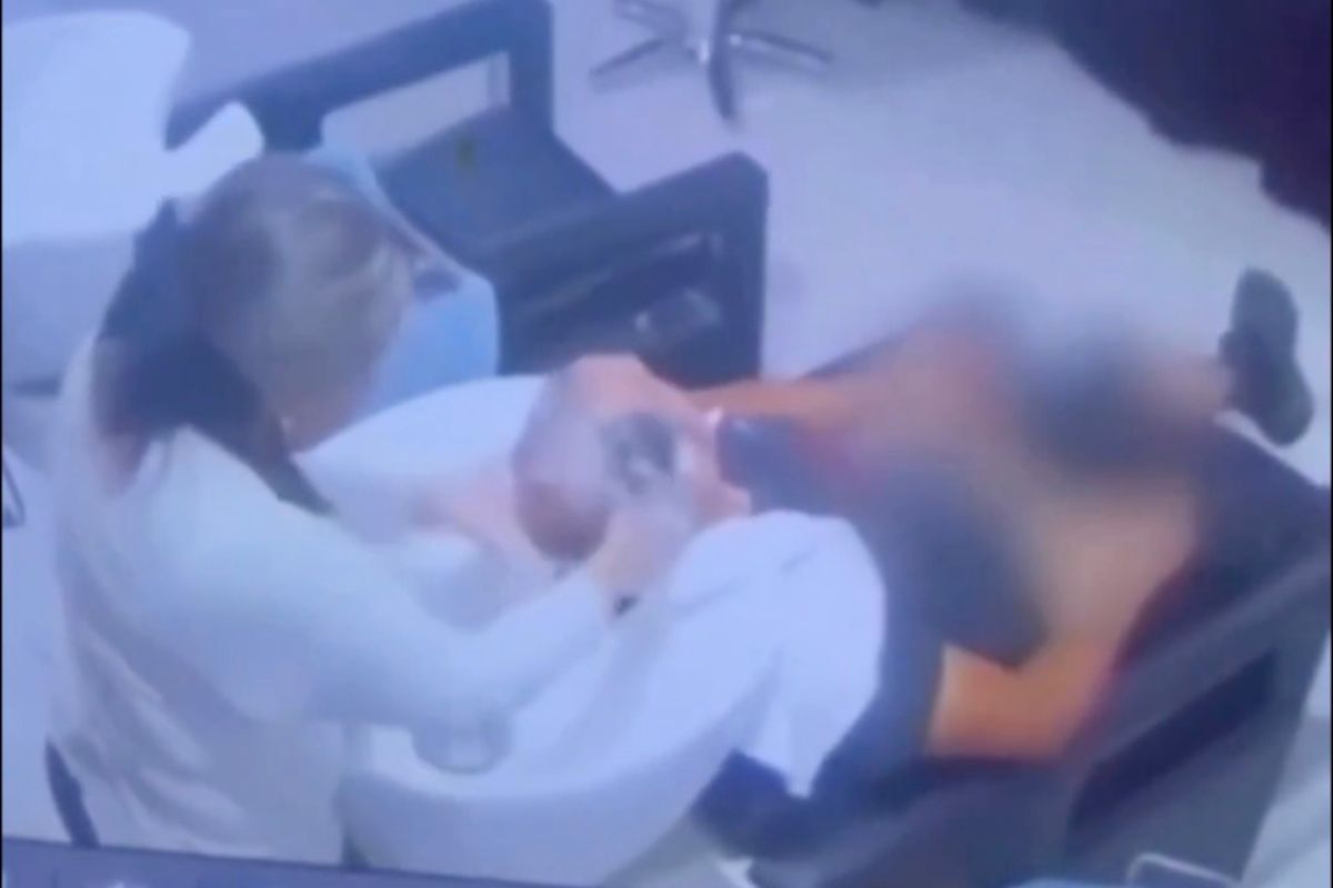 Sujeto se baja la bermuda en estética de centro comercial de Puebla