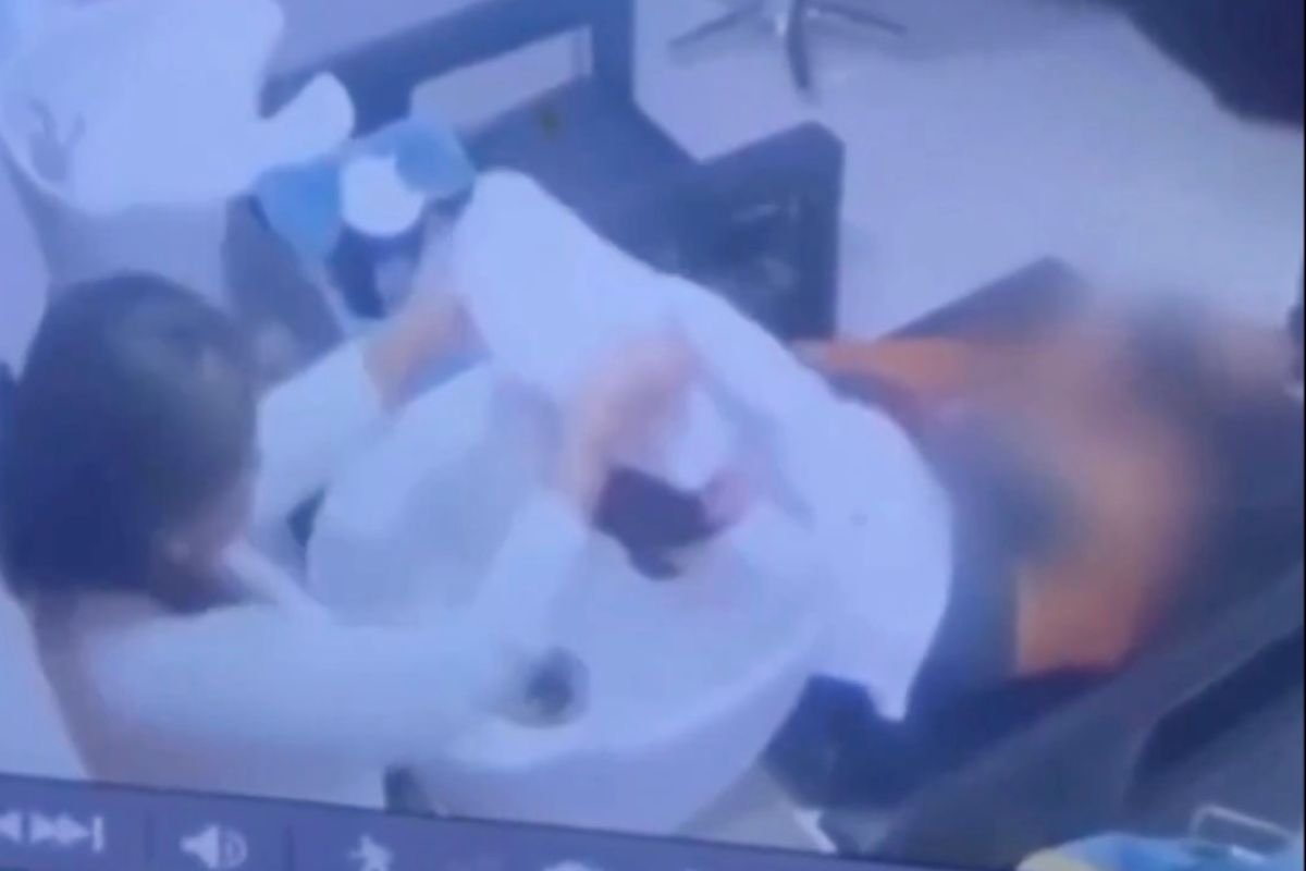 Sujeto se baja la bermuda en estética de centro comercial de Puebla