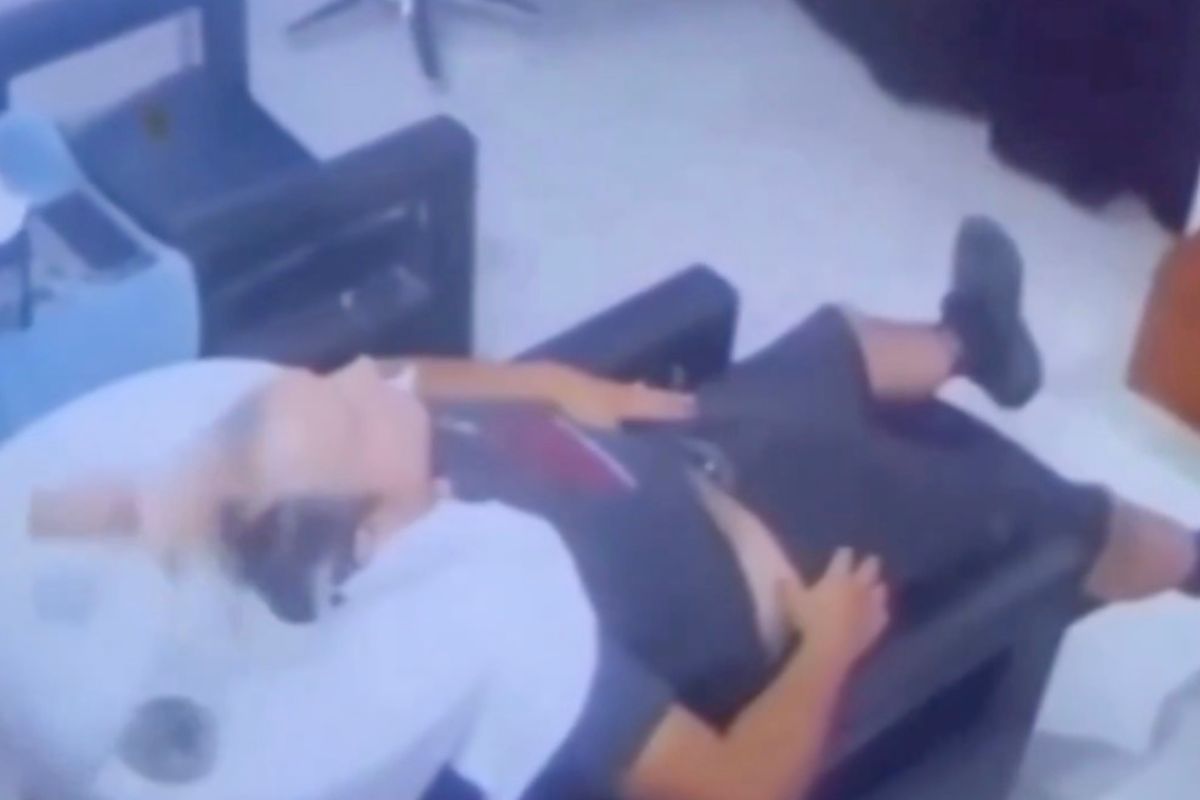 Sujeto se baja la bermuda en estética de centro comercial de Puebla
