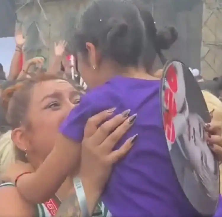 (VIDEO) Mamá e hija lloran al ver a BTS en zócalo de CDMX
