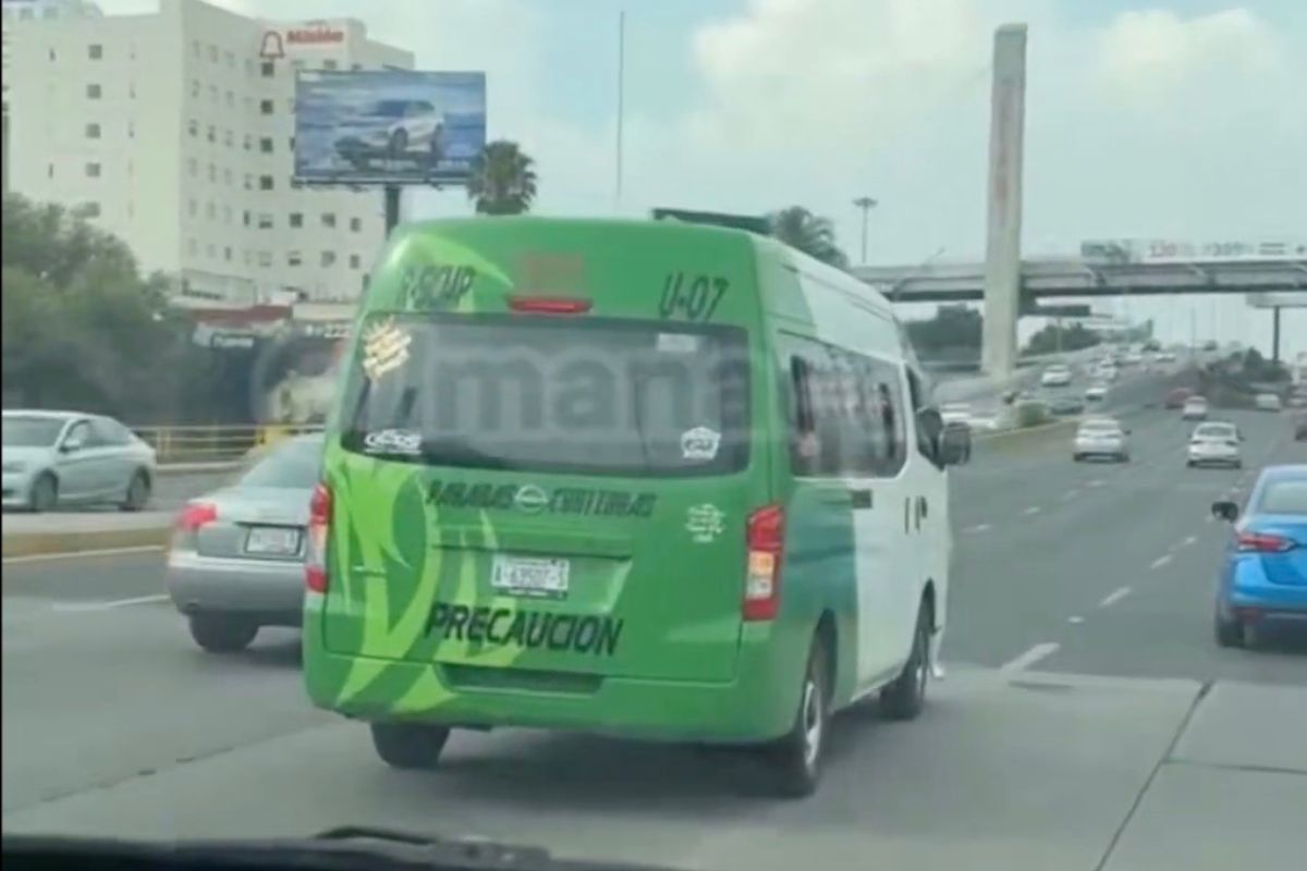 Captan pelea entre automovilista y chofer de combi sobre la Vía Atlixcáyotl