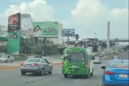 Captan pelea entre automovilista y chofer de combi sobre la Vía Atlixcáyotl