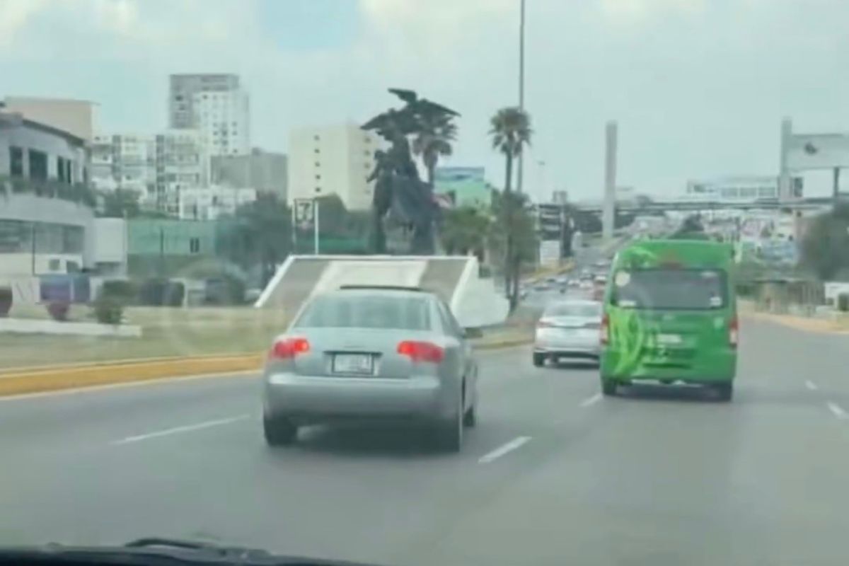 Captan pelea entre automovilista y chofer de combi sobre la Vía Atlixcáyotl