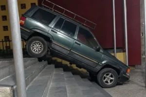 Mete su camioneta hasta escaleras del Centro de Convenciones