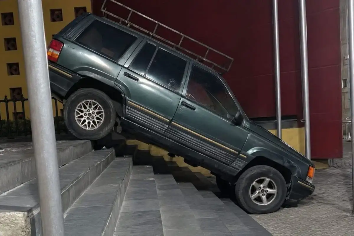 Mete su camioneta hasta escaleras del Centro de Convenciones