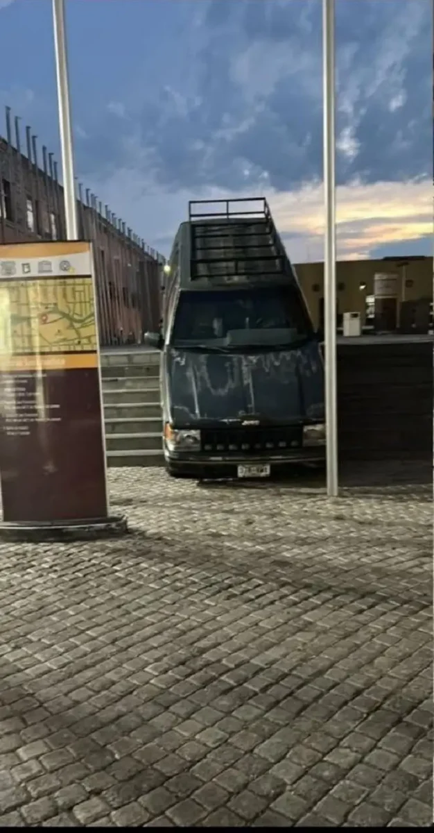 Mete su camioneta hasta escaleras del Centro de Convenciones