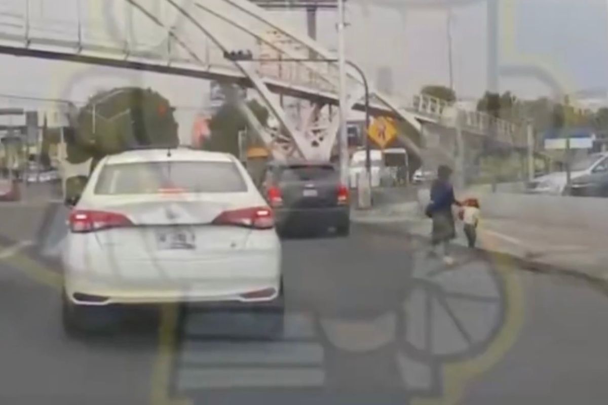 Motociclista atropella a un niño frente a Walmart San Manuel