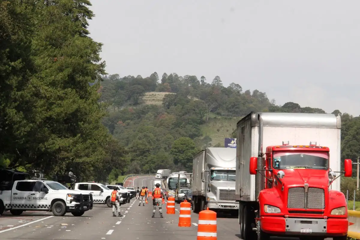 Cierran lateral de la autopista México-Puebla