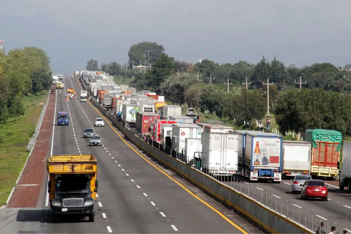 Cierran lateral de la autopista México-Puebla