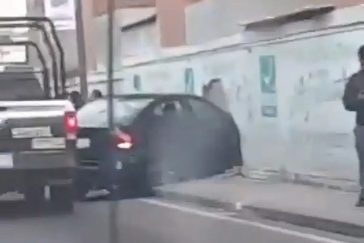 Conductor choca contra barda en Periférico Ecológico de Puebla