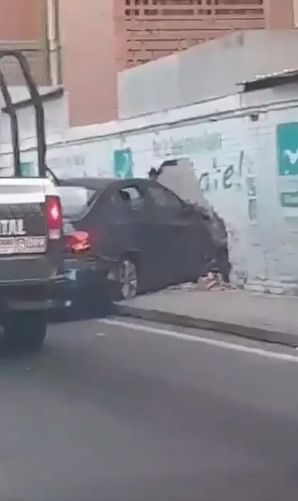 Conductor choca contra barda en Periférico Ecológico de Puebla