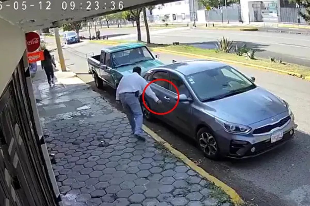 Dueño de miscelánea Géminis raya auto de estudiante de la BUAP