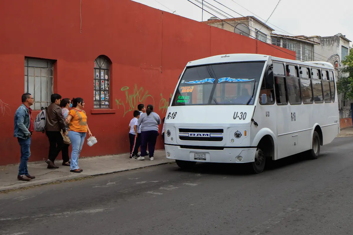 Transportistas piden que se elimine descuento a estudiantes en Puebla  