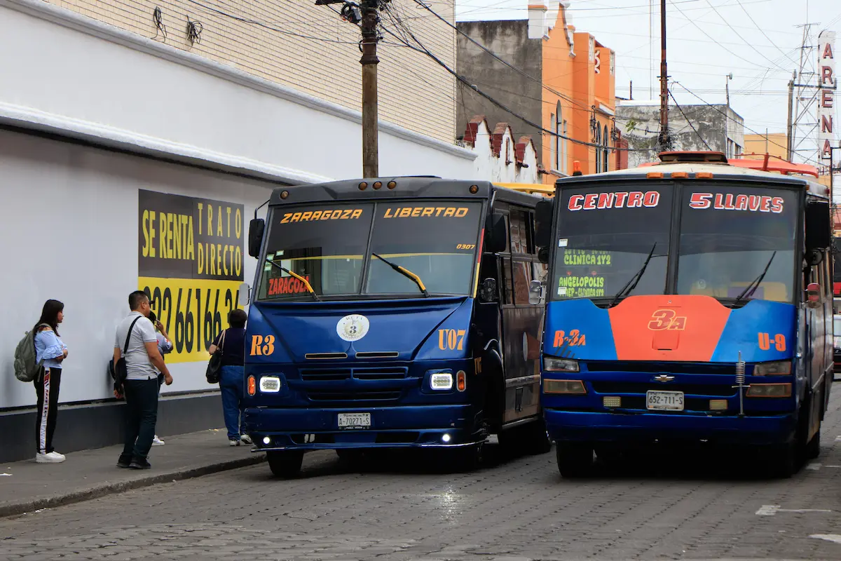 Transportistas piden que se elimine descuento a estudiantes en Puebla  