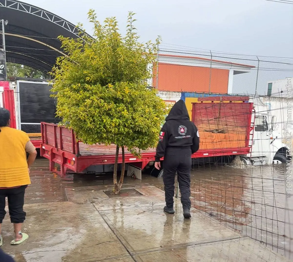 Intensa lluvia provoca inundación de primaria en Coronango y sacan a los alumnos en camiones de volteo