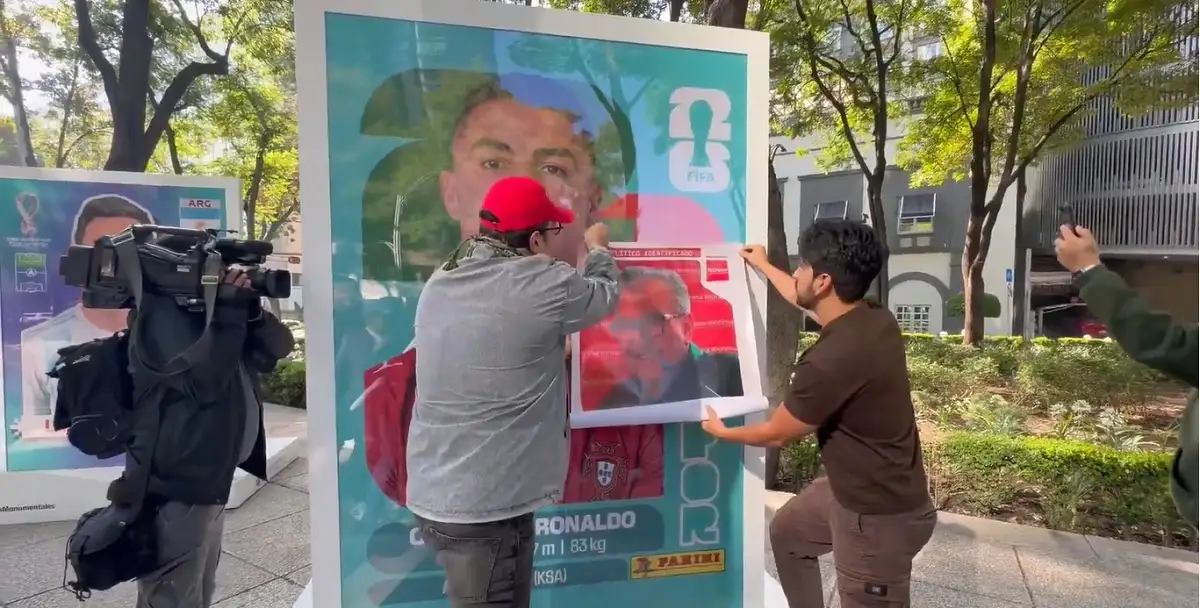 Colocan stickers de narcopolíticos en exhibición de estampas