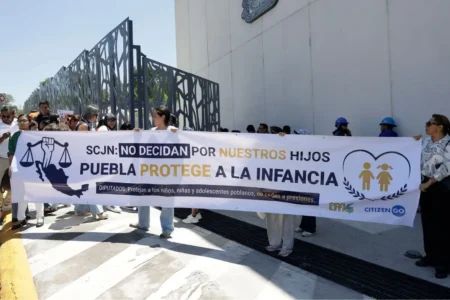 Entregan 18 mil firmas en contra de las infancias trans en Puebla