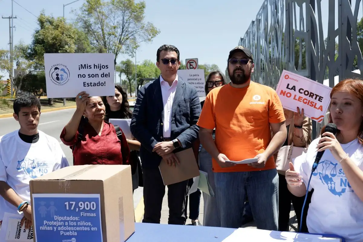 Entregan 18 mil firmas en contra de las infancias trans en Puebla