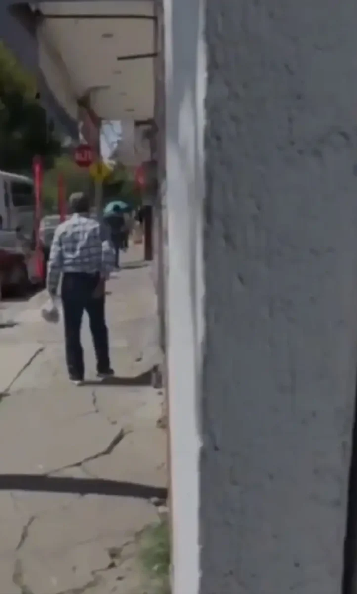 Dueño de la miscelánea Géminis avienta basura a vecinos