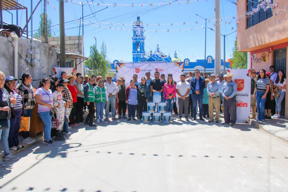 Impulsa Roberto Solís el embellecimiento de San Mateo Capultitlán con pintado de guarniciones y pasos peatonales 