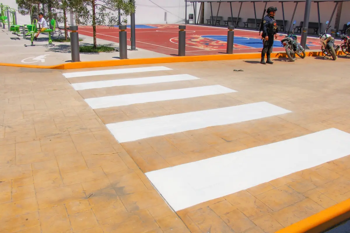 Impulsa Roberto Solís el embellecimiento de San Mateo Capultitlán con pintado de guarniciones y pasos peatonales 
