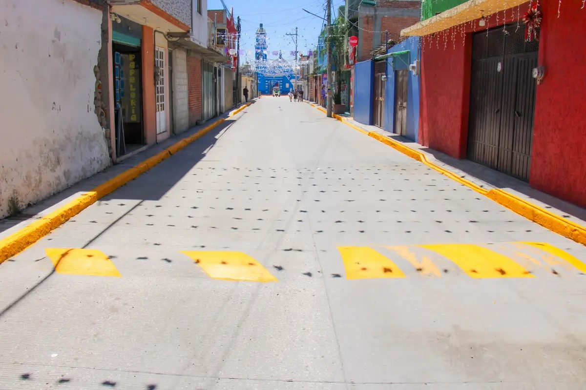 Impulsa Roberto Solís el embellecimiento de San Mateo Capultitlán con pintado de guarniciones y pasos peatonales 