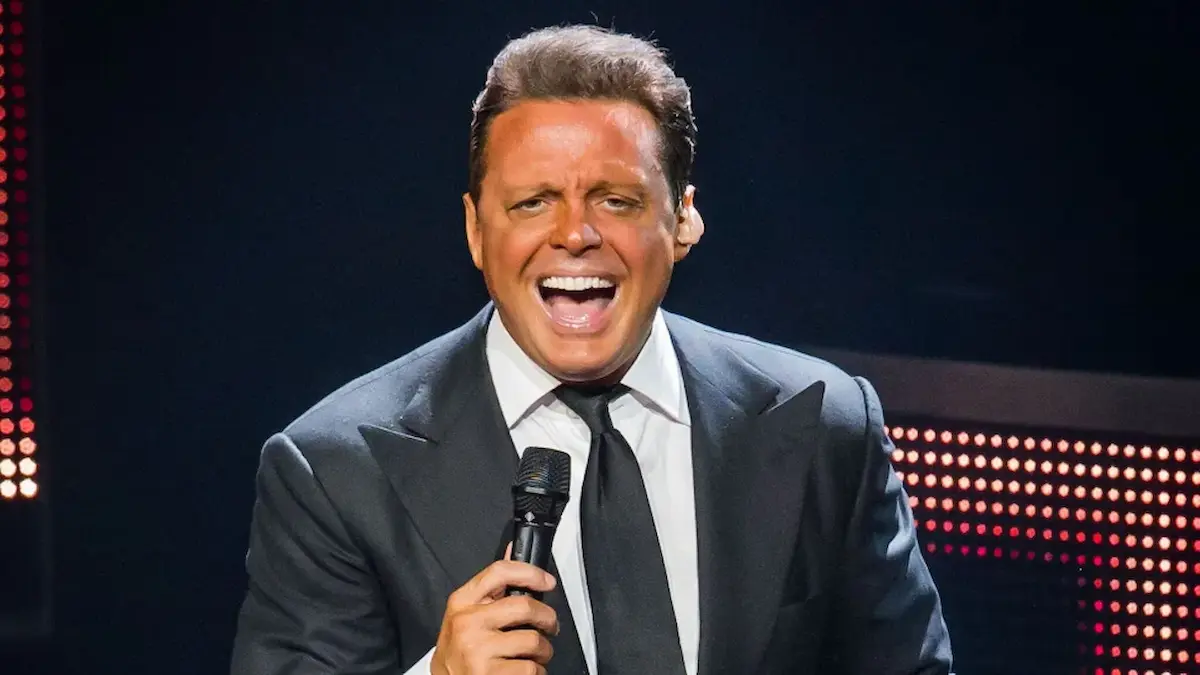 Luis Miguel está hospitalizado