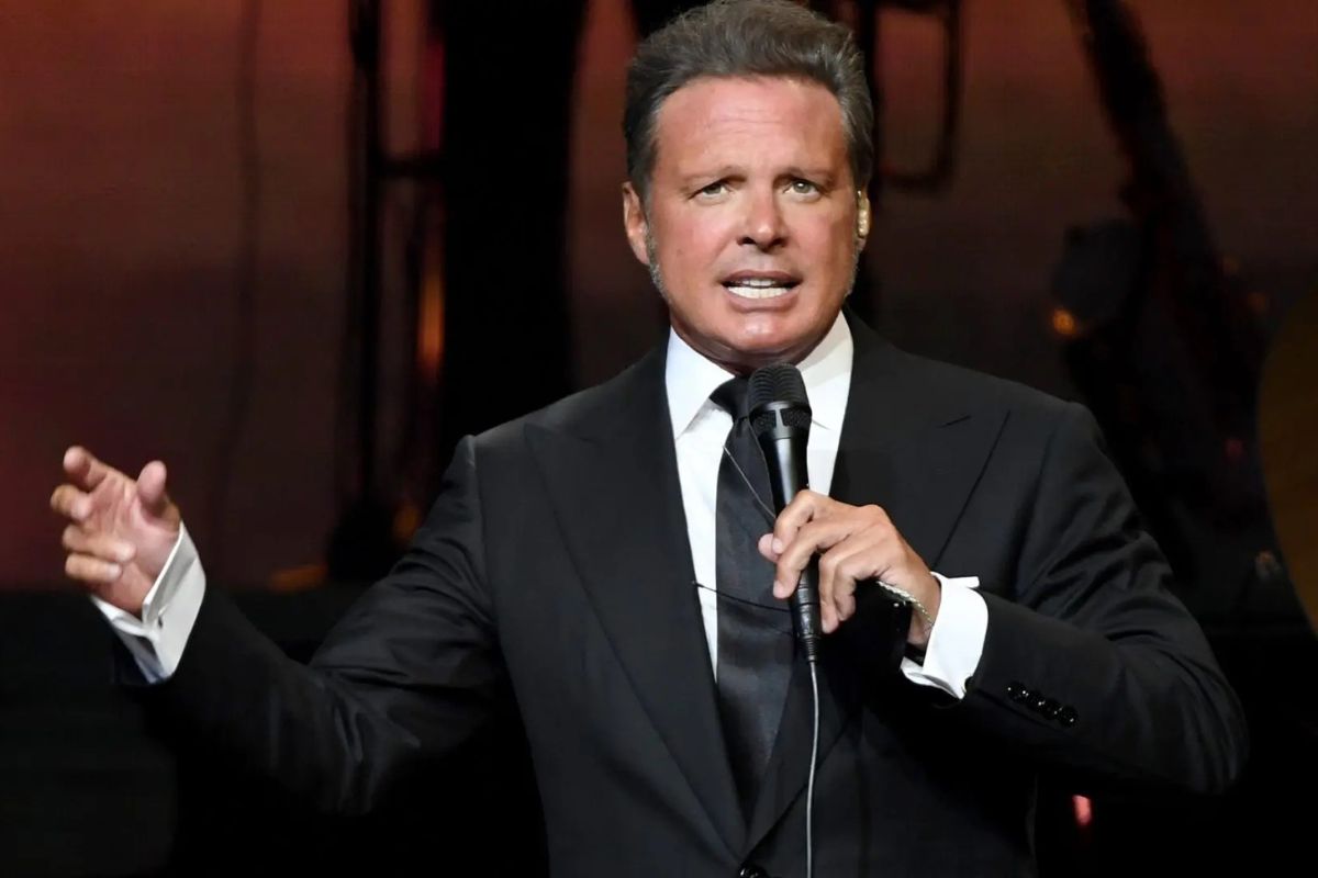 Luis Miguel está hospitalizado