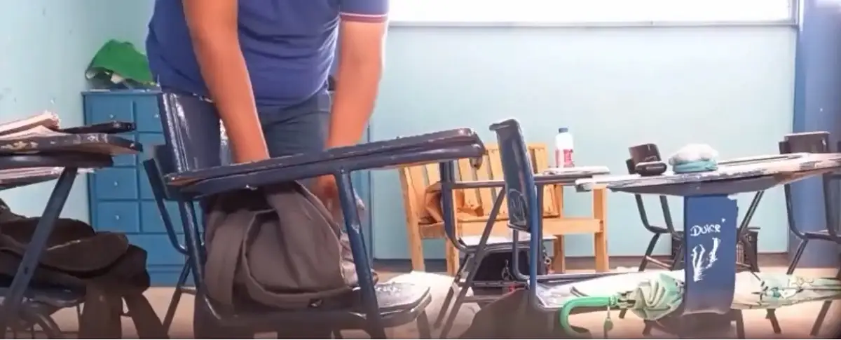 ¡El colmo! Cachan a maestro de Ética en Sonora revisando mochilas de alumnos para robarles 2 Exhiben a maestro de Sonora ratero; bolseaba a alumnos