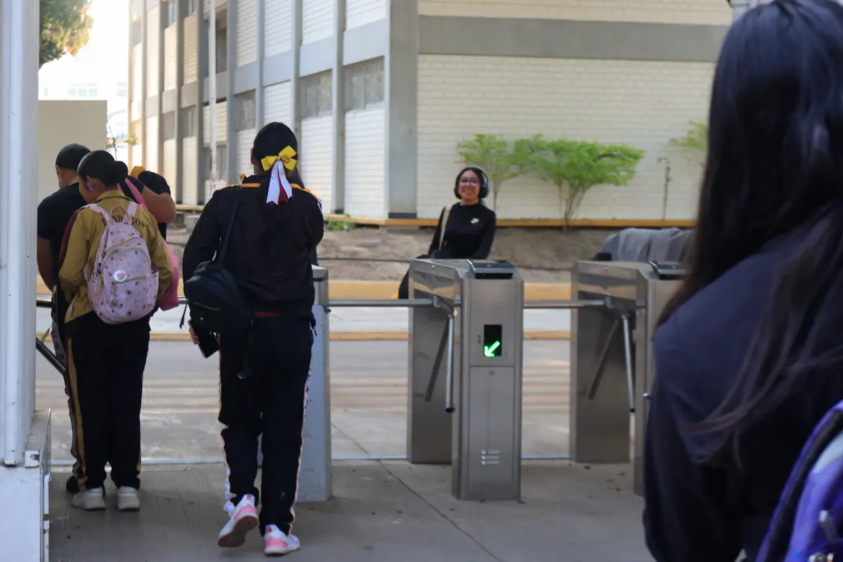 PAN y PRI presentan iniciativas para prohibir la suspensión de clases por el Mundial en Puebla