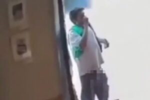 Hombre se exhibe en el Centro de Puebla frente a empleadas