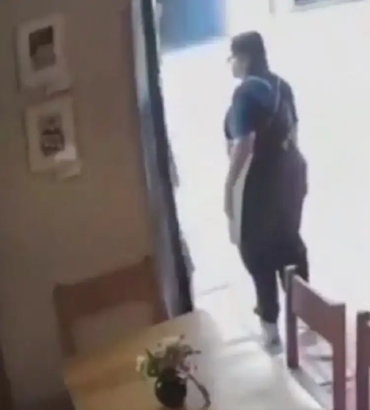 Hombre se exhibe en el Centro de Puebla frente a empleadas