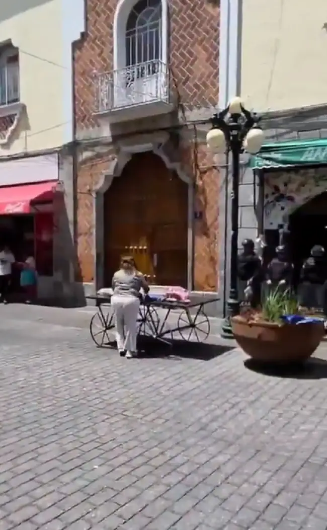 Retiran a ambulantes de la Calle de los Dulces por invadir vía pública