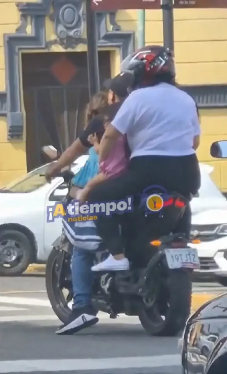 (VIDEO) Familia de cuatro en moto viaja sin casco en Puebla