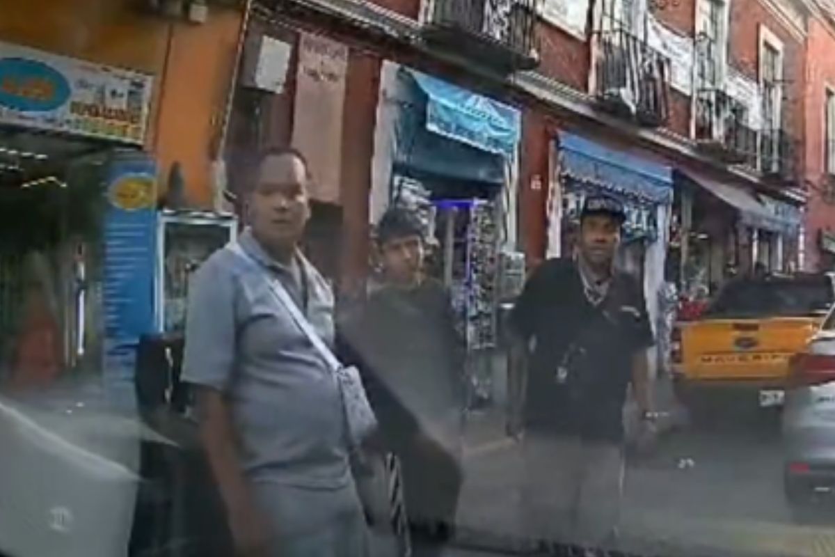 (VIDEO) Tres sujetos agreden a conductor en Centro de Puebla