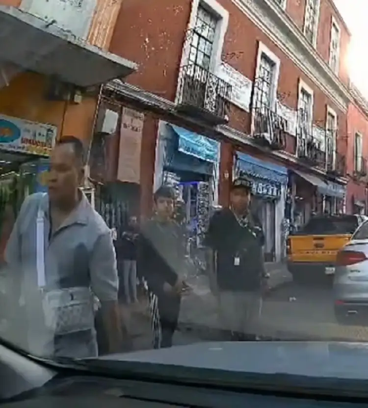 (VIDEO) Tres sujetos agreden a conductor en Centro de Puebla