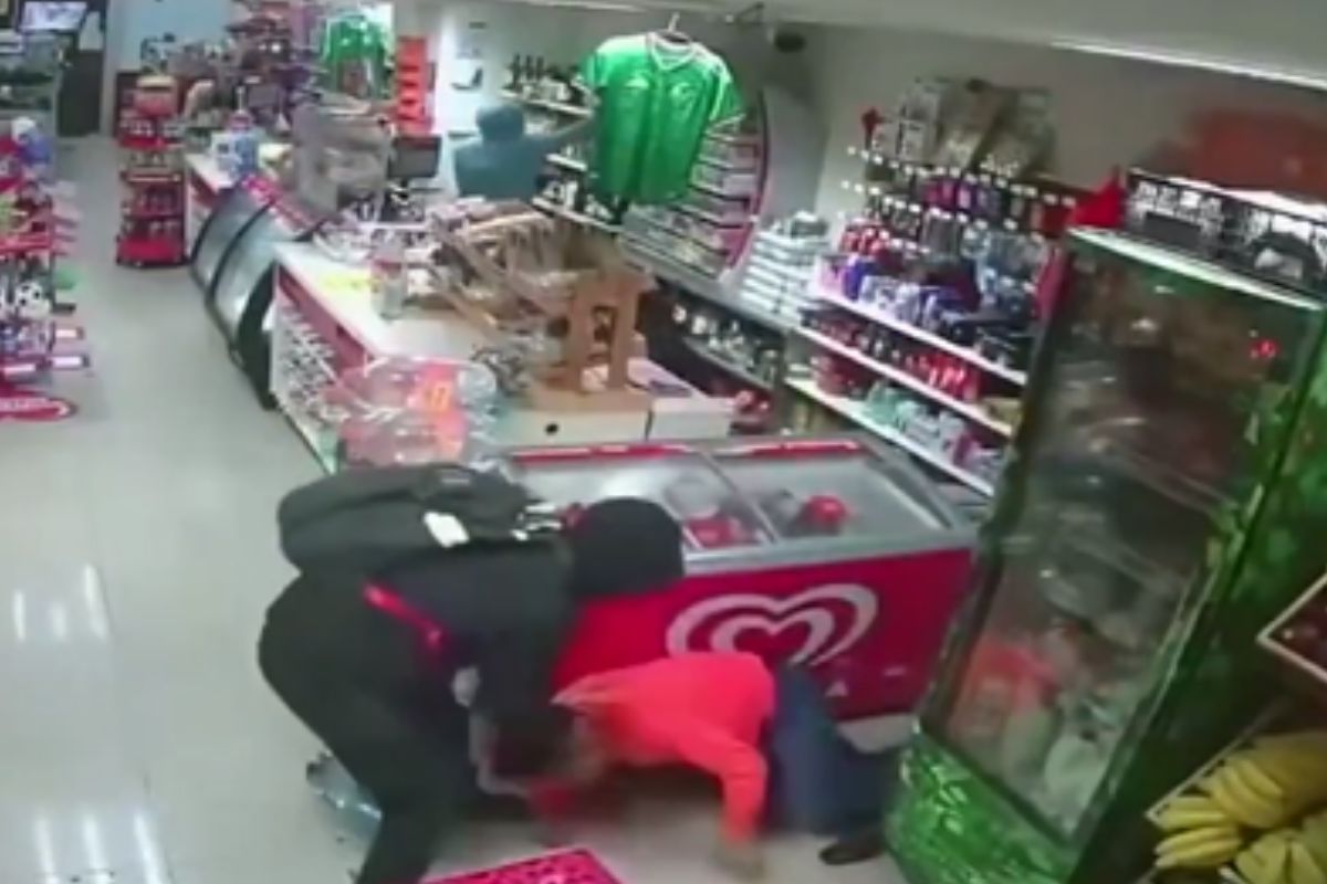 En violento asalto a Super Rola de Sonata arrastran a empleado
