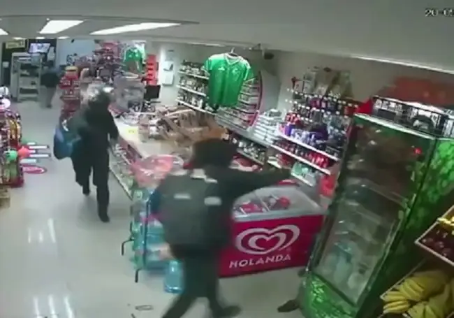 En violento asalto a Super Rola de Sonata arrastran a empleado