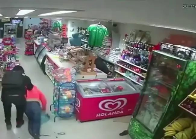 En violento asalto a Super Rola de Sonata arrastran a empleado