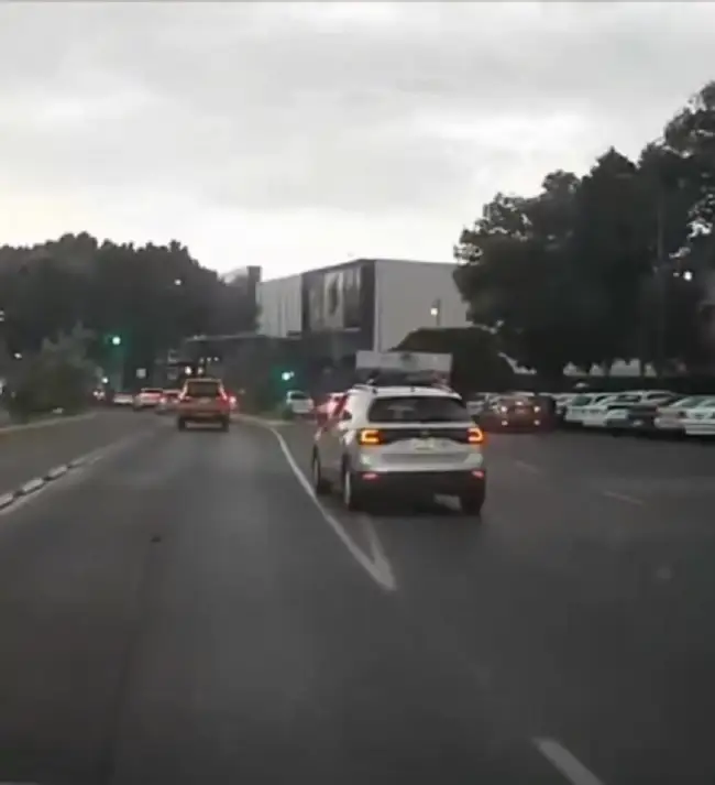 Montachoques en el bulevar 5 de Mayo intenta provocar accidente