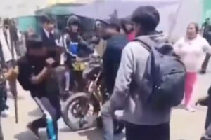 (VIDEO) Hombre golpea a estudiante de Amozoc en riña entre alumnos
