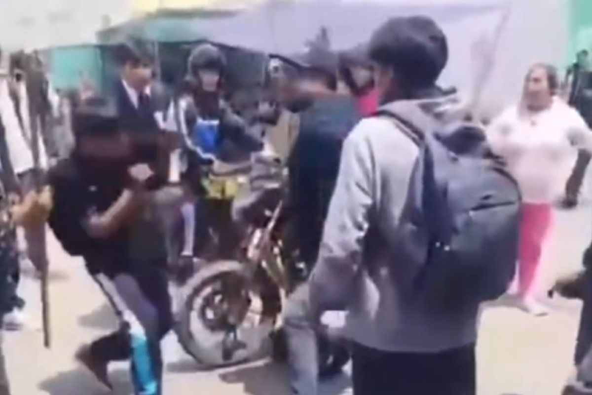 (VIDEO) Hombre golpea a estudiante de Amozoc en riña entre alumnos